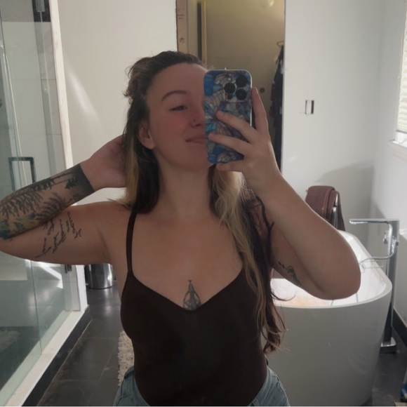 Meet your Posher, Nicole - Picture 1 of 2